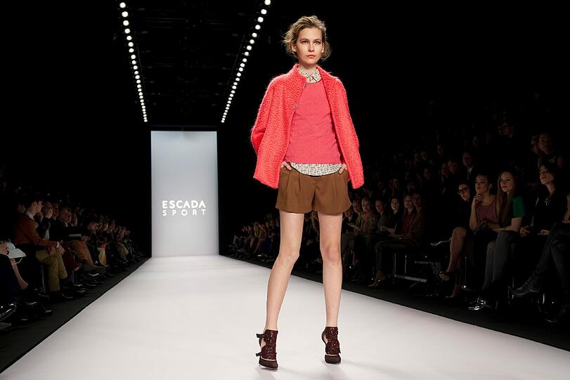 Anna Loos, Mirja DuMont, Judith Rakers, Alexandra Neldel, Franziska Knuppe und Co. - zum Auftakt der Mercedes Benz-Fashion Week lockte die Modenschau des Labels Escada Sport zahlreiche Promis ins Fashion-Zelt am Brandenburger Tor. Hier sehen Sie die besten Bilder aus Berlin.