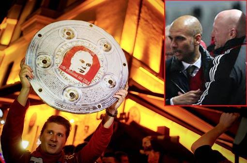 Pep Guardiola (kl. Foto, l.) widmet seinen ersten Titel Ex-Präsident Uli Hoeneß.