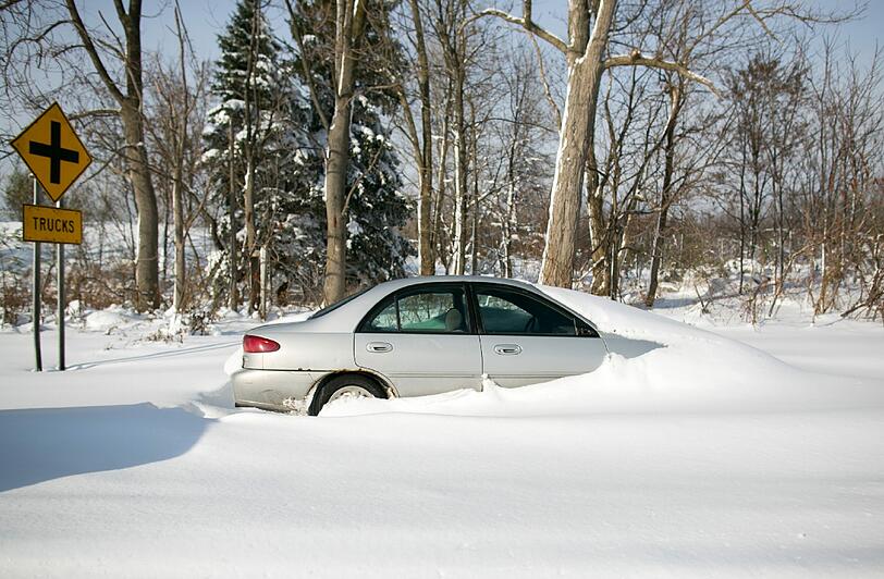 Nichts geht mehr im Bundesstaat New York: Mit ganzer Kraft kämpfen die Bewohner gegen die Schneemassen, die am Mittwoch fast den ganzen Staat unter sich begruben.