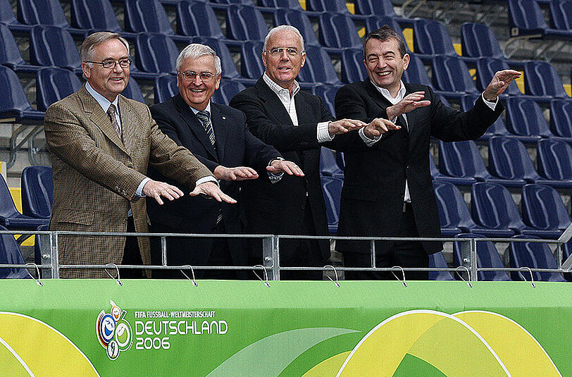 Das Präsidium des Organisationskomitees für die Fußball-Weltmeisterschaft 2006 in Deutschland (v.l.n.r.): der 1. Vizepräsident Horst R. Schmidt, Vizepräsident Theo Zwanziger, Präsident Franz Beckenbauer und Vizepräsident Wolfgang Niersbach