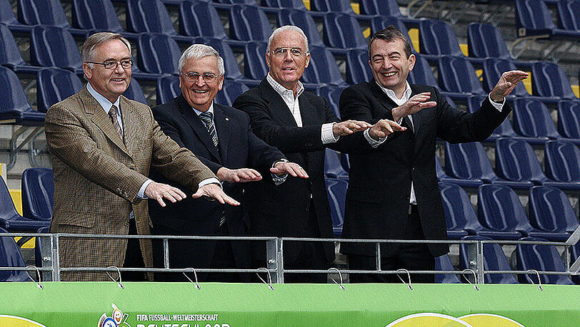 Das Präsidium des Organisationskomitees für die Fußball-Weltmeisterschaft 2006 in Deutschland (v.l.n.r.): der 1. Vizepräsident Horst R. Schmidt, Vizepräsident Theo Zwanziger, Präsident Franz Beckenbauer und Vizepräsident Wolfgang Niersbach Das Präsidium des Organisationskomitees für die Fußball-Weltmeisterschaft 2006 in Deutschland (v.l.n.r.): der 1. Vizepräsident Horst R. Schmidt, Vizepräsident Theo Zwanziger, Präsident Franz Beckenbauer und Vizepräsident Wolfgang Niersbach
