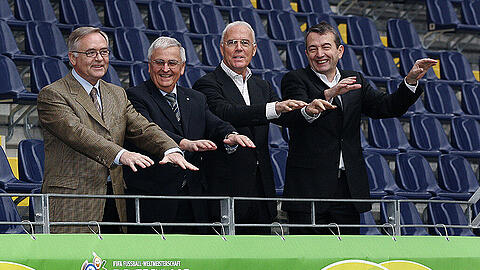 Das Präsidium des Organisationskomitees für die Fußball-Weltmeisterschaft 2006 in Deutschland (v.l.n.r.): der 1. Vizepräsident Horst R. Schmidt, Vizepräsident Theo Zwanziger, Präsident Franz Beckenbauer und Vizepräsident Wolfgang Niersbach