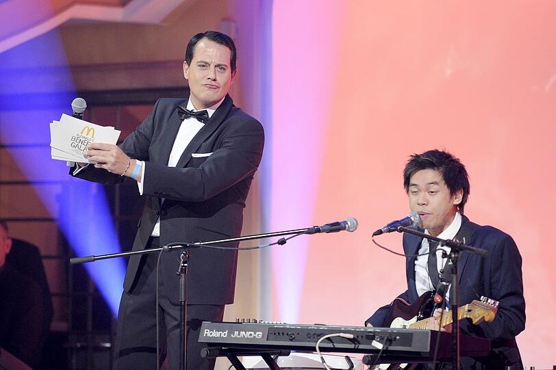 Der Sänger und Entertainer Gregor Glanz mit Vinh Khuat auf der Bühne.