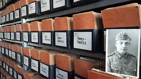 Die "Zentrale Namenskartei" des DRK-Suchdienstes umfasst Angaben zu rund 27 Millionen Menschen. Seit einigen Jahren sind die Daten digital gespeichert &ndash; genau wie die rund eine Million Fotos von Vermissten, die man in München aber auch noch in Papierform sehen kann.