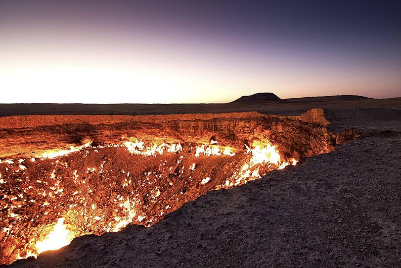 Ein brennendes Loch in der Erde ist Turkmenistans Touristen-Highlight. Foto: imago/imagebroker