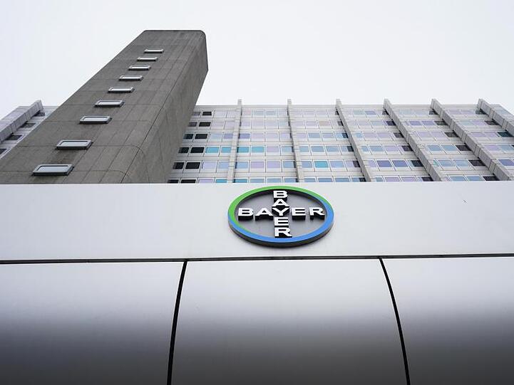 Blick auf das Logo des Chemiekonzerns Bayer AG in Berlin. Bayer hat sich in den USA auf einen Vergleich im Rechtsstreit geeinigt.