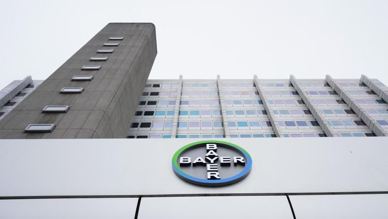 Blick auf das Logo des Chemiekonzerns Bayer AG in Berlin. Bayer hat sich in den USA auf einen Vergleich im Rechtsstreit geeinigt.
