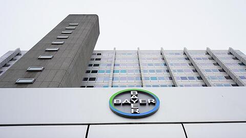 Blick auf das Logo des Chemiekonzerns Bayer AG in Berlin. Bayer hat sich in den USA auf einen Vergleich im Rechtsstreit geeinigt.