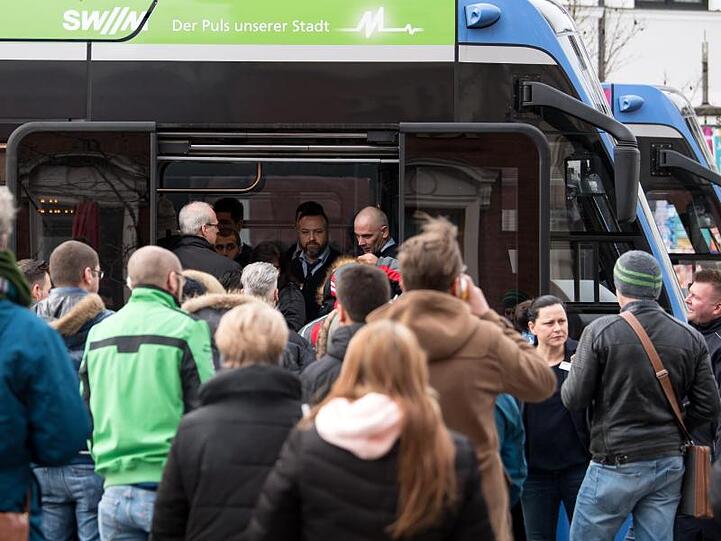 Eine Traube von Menschen steigt in eine Tram der Münchner Verkehrsgesellschaft (MVG) ein. Foto: Sven Hoppe/Archiv