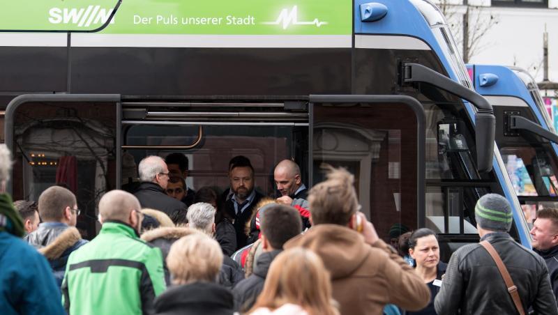 Eine Traube von Menschen steigt in eine Tram der Münchner Verkehrsgesellschaft (MVG) ein. Foto: Sven Hoppe/Archiv Eine Traube von Menschen steigt in eine Tram der Münchner Verkehrsgesellschaft (MVG) ein. Foto: Sven Hoppe/Archiv