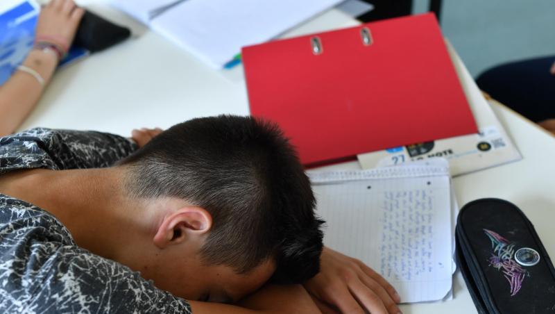 Ein Schüler hat seinen Kopf zwischen Schreibutensilien und Schulheften im Unterricht auf die Schulbank gelegt. Foto: Jens Kalaene/Archiv Ein Schüler hat seinen Kopf zwischen Schreibutensilien und Schulheften im Unterricht auf die Schulbank gelegt. Foto: Jens Kalaene/Archiv