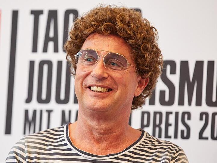 Atze Schröder steht auf Walter De Marias documenta-Kunstwerk.