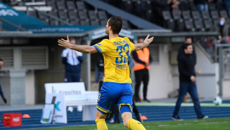 Braunschweigs Nick Proschwitz jubelt nach seinem Strafstoßtor zum 3:2.