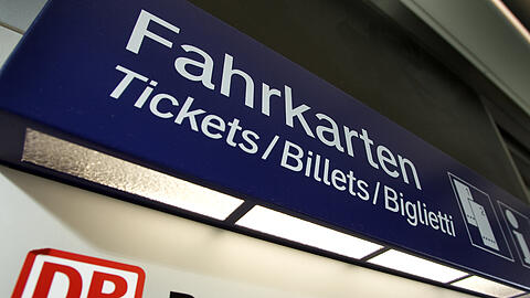 Ein Fahrkartenschalter der Deutschen Bahn. (Archivbild)
