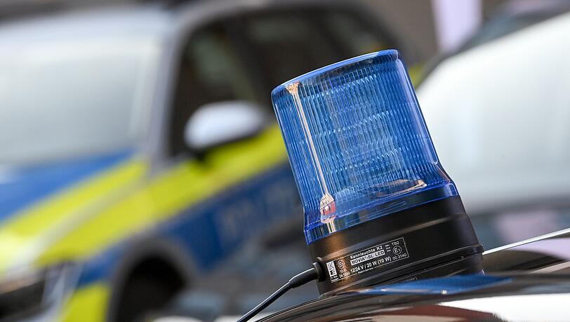 Die 17-Jährige und ihr Enkel kamen laut Polizei mit leichten Verletzungen in eine Münchner Klinik. (Symbolbild)