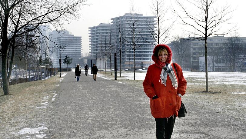 Dick eingepackt: eine Parkpassantin im Petuelpark.