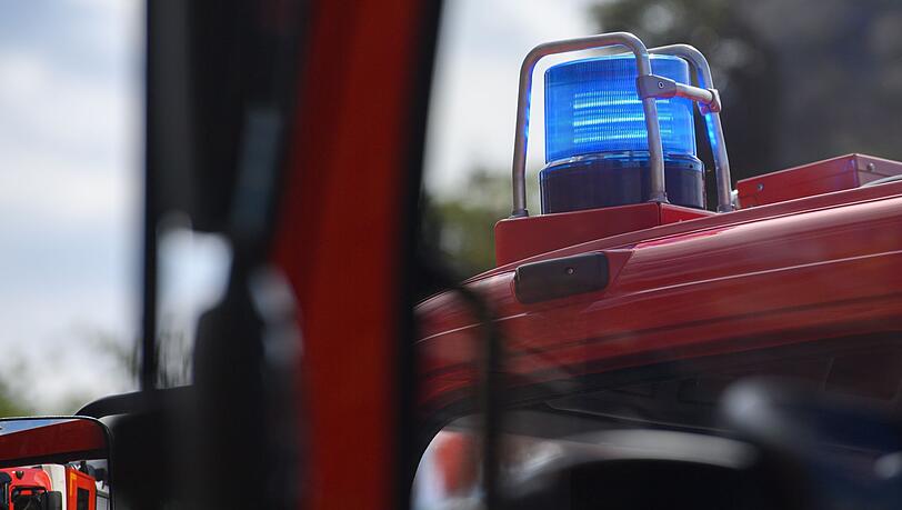 Der Lkw-Fahrer kam bei dem Unfall auf der Autobahn 8 nahe Sauerlach im Landkreis München mit dem Schrecken davon. (Symbolbild)