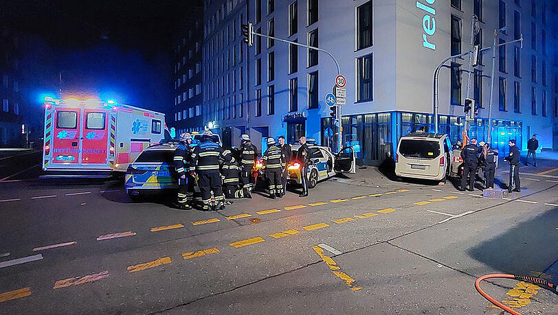 Der Streifenwagen wurde durch den Unfall gegen die Ampel gedrückt, die daraufhin abgeschaltet wurde – mit Folgen.