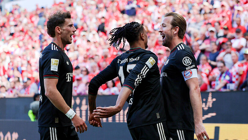 Harry Kane bejubelt seinen Treffer zum 4:3 mit Leon Goretzka und Michael Olise.