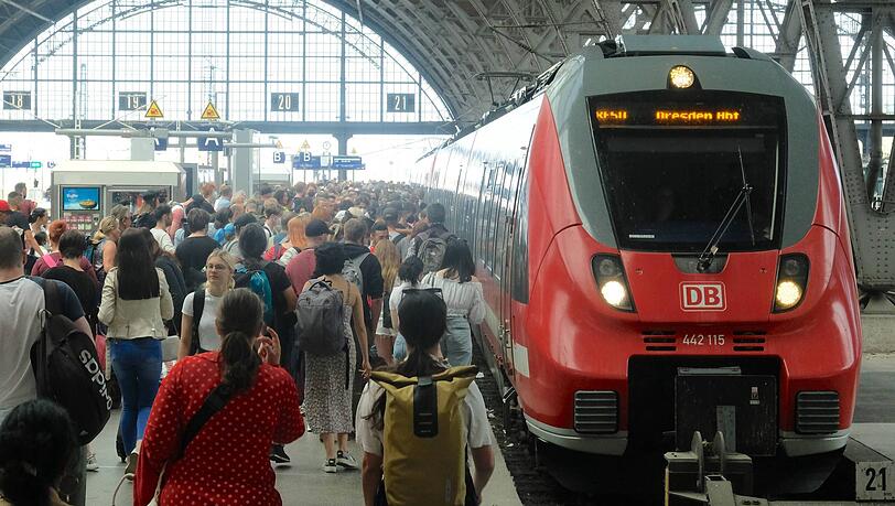 Nach bisherigen Erkenntnissen stritten sich ein 28-jähriger Grieche und ein 37-jähriger Deutscher in einer Regionalbahn am Leipziger Hauptbahnhof. Dann kam eine Waffe ins Spiel. Nach bisherigen Erkenntnissen stritten sich ein 28-jähriger Grieche und ein 37-jähriger Deutscher in einer Regionalbahn am Leipziger Hauptbahnhof. Dann kam eine Waffe ins Spiel.