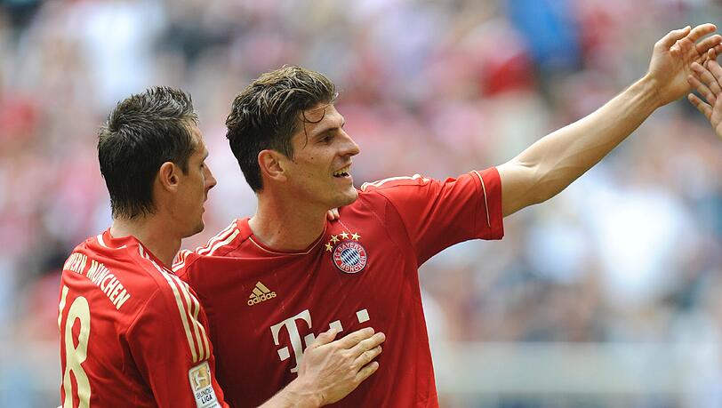 Super, Mario! Miroslav Klose gratuliert(l.) seinem Sturmkollegen Mario Gomez zu dessen 28. Saisontreffer, dem Ausgleich gegen Stuttgart Super, Mario! Miroslav Klose gratuliert(l.) seinem Sturmkollegen Mario Gomez zu dessen 28. Saisontreffer, dem Ausgleich gegen Stuttgart