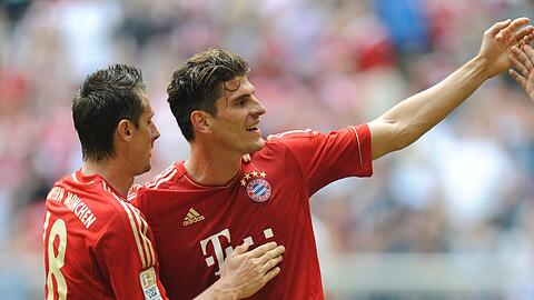 Super, Mario! Miroslav Klose gratuliert(l.) seinem Sturmkollegen Mario Gomez zu dessen 28. Saisontreffer, dem Ausgleich gegen Stuttgart