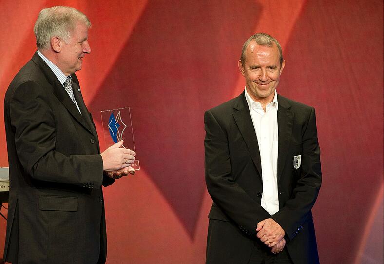 Ein Blick in die Riege der Ausgezeichneten: Ministerpraesident Horst Seehofer überreicht die Trophäe an den Präsidenten des FC Augsburg, Walther Seinsch.