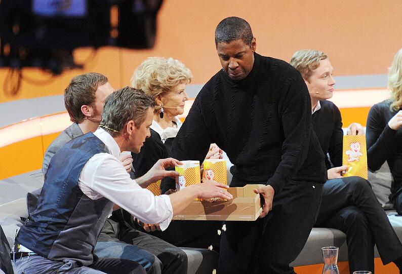 Der Hollywood-Star wirkt weniger irritiert von den Eigenarten dieser deutschen Sendung, als es seine Kollegen Halle Berry und Tom Hanks im letzten Jahr waren.