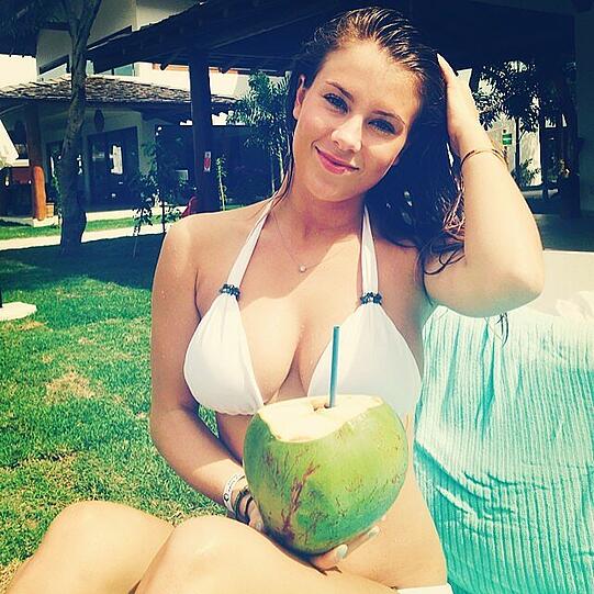 Hallo Hübsche! Mit einladendem Dekollete und einer Kokosnuss präsentiert sich Montana unter der brasilianischen Sonne. "Loving The Brazilian Life", schreibt die 21-Jährige unter dieses Bild. Können wir verstehen.