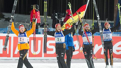 So schön feierten die Biathlon-Damen ihre Goldmedaille! Die Bilder!