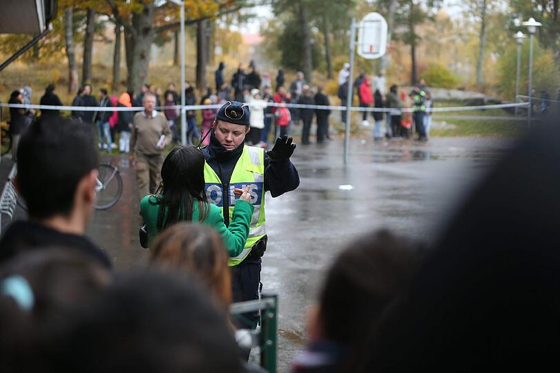Bei einem Angriff an einer Schule in Westschweden soll ein Maskierter einen Menschen getötet und mehrere verletzt haben.