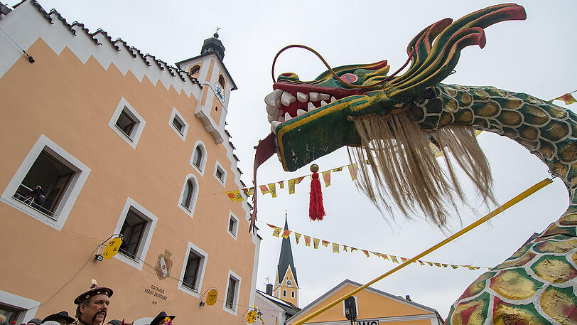 In Dietfurt gibt es statt eines Faschingsprinzen einen Kaiser: Fu-Gao-Di zog heuer das dritte Mal mit seinem Drachen durch die Stadt. Der Chinesenfasching beginnt traditionell bereits um 2.00 Uhr morgens. Da werden die Narren von den "Maschkaras" geweckt.