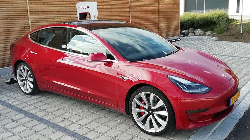 Am Tesla-Supercharger lädt das Model 3 im Test mit bis zu 111 kW oder theoretischen 730 Kilometer Reichweite pro Stunde.