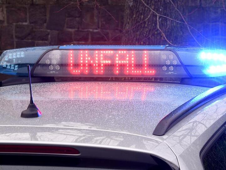 Die Leuchtschrift "Unfall" ist auf einem Polizeiautodach zu sehen. Foto: Carsten Rehder/dpa/Archivbild