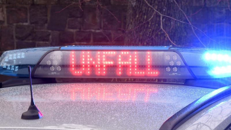 Die Leuchtschrift "Unfall" ist auf einem Polizeiautodach zu sehen. Foto: Carsten Rehder/dpa/Archivbild Die Leuchtschrift "Unfall" ist auf einem Polizeiautodach zu sehen. Foto: Carsten Rehder/dpa/Archivbild