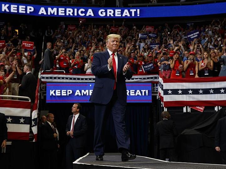 Donald Trump zu Beginn der Wahlkampfveranstaltung im Amway Center in Orlando.