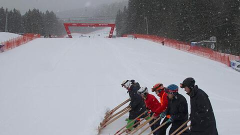 Helfer bringen Schnee aus dem Zielbereich beim Weltcup in Garmisch-Partenkirchen. Foto: Stephan Jansen