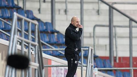 Trainer Bernhard Trares von Würzburg verfolgt nach seiner roten Karte das Spiel auf der Tribüne.