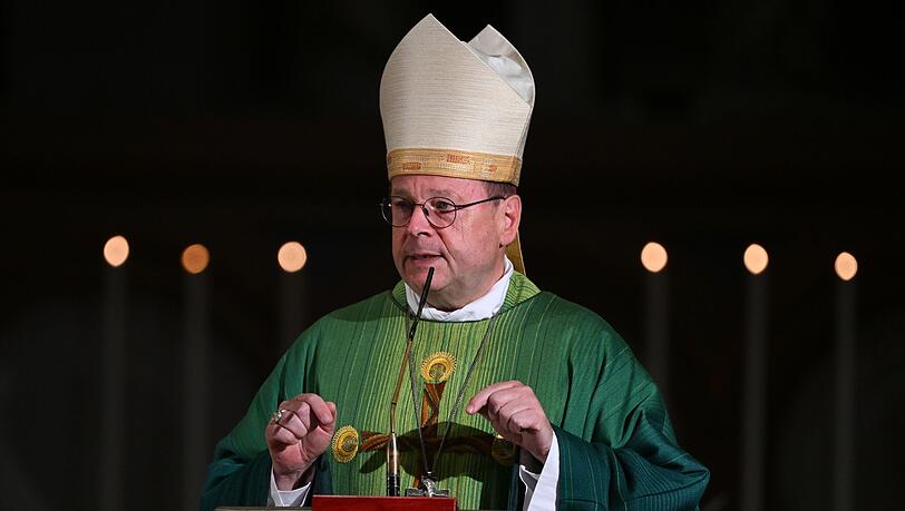 Georg Bätzing hält in der St. Bonifatius-Kirche eine Predigt.