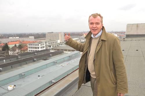 Aufschwungshoffnungen für einen ganzen Stadtteil: Projektentwickler Bertram Schultze (39) auf dem Dach der ehemaligen AEG, kurz &bdquo;Auf AEG&ldquo;.