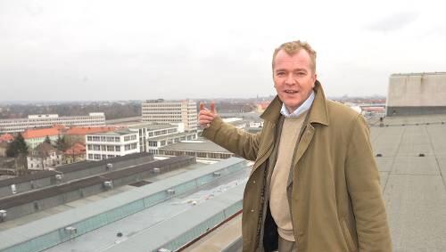 Aufschwungshoffnungen für einen ganzen Stadtteil: Projektentwickler Bertram Schultze (39) auf dem Dach der ehemaligen AEG, kurz „Auf AEG“. Aufschwungshoffnungen für einen ganzen Stadtteil: Projektentwickler Bertram Schultze (39) auf dem Dach der ehemaligen AEG, kurz „Auf AEG“.
