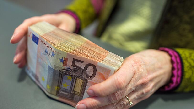 Wenn es in kleinen Firmen finanziell eng wird, verzichten die Inhaber h&auml;ufig auf ihr eigenes Gehalt, anstatt einen Kredit aufzunehmen.