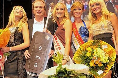 Autohaus-Chef Uwe Feser bei der Schlüsselübergabe mit der Siegerin, ihrer Vorgängerin Nadine Domröse (Mitte). Mit dabei auch die Zweitplatzierte Beate Durugy (ganz links) und Verena Keiner (rechts). Die Vize-Miss Franken Classic kam auf Platz 3.