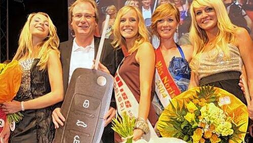 Autohaus-Chef Uwe Feser bei der Schlüsselübergabe mit der Siegerin, ihrer Vorgängerin Nadine Domröse (Mitte). Mit dabei auch die Zweitplatzierte Beate Durugy (ganz links) und Verena Keiner (rechts). Die Vize-Miss Franken Classic kam auf Platz 3. Autohaus-Chef Uwe Feser bei der Schlüsselübergabe mit der Siegerin, ihrer Vorgängerin Nadine Domröse (Mitte). Mit dabei auch die Zweitplatzierte Beate Durugy (ganz links) und Verena Keiner (rechts). Die Vize-Miss Franken Classic kam auf Platz 3.