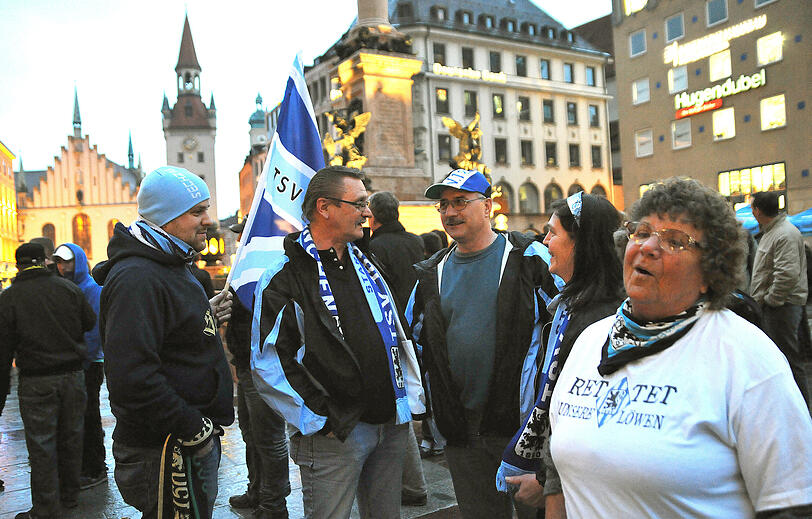 Rund 150 Löwen-Fans sind am Samstagabend für die Rettung des TSV 1860 München auf die Straße gegangen. Die Bilder von der Demo am Marienplatz.