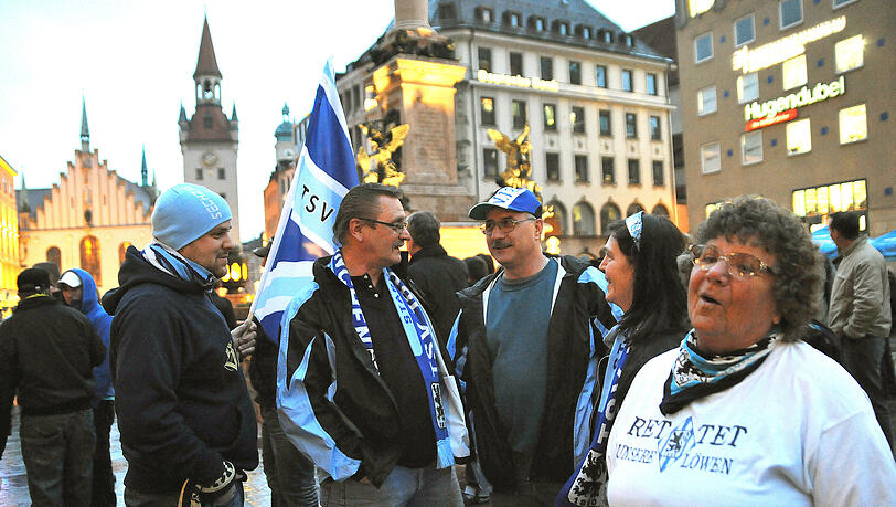 Rund 150 Löwen-Fans sind am Samstagabend für die Rettung des TSV 1860 München auf die Straße gegangen. Die Bilder von der Demo am Marienplatz. Rund 150 Löwen-Fans sind am Samstagabend für die Rettung des TSV 1860 München auf die Straße gegangen. Die Bilder von der Demo am Marienplatz.