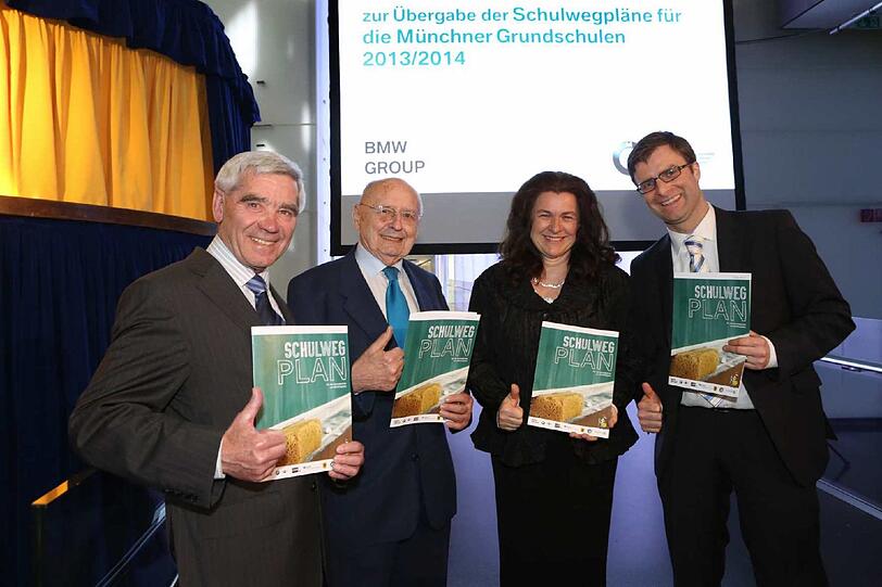 Feierliche Übergabe der Schulwegpläne im BMW Museum. V.ln.r.: Hermann Eschenbecher, Prof. Dr. Dr. Benedikt von Hebenstreit, beide von der Verkehrswacht München, Eva Wobido, Rektorin der Grundschule am Winthirplatz und Alexander Bilgeri, Leiter Wirtschafts-, Finanz- und Nachhaltigkeitskommunikation der BMW Group