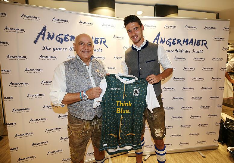 Neues Oktoberfest-Outfit: Die Mannschaft des TSV 1860 bei der Wiesn-Einkleidung beim Trachten-Angermaier.
