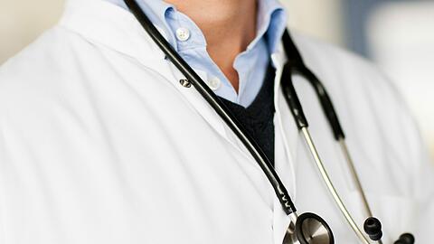 Ein Hausarzt-Besuch wird immer teurer. Patienten bekommen das über steigende Beiträge zu spüren.