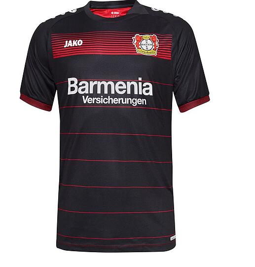 Der Rheinrivale Bayer 04 Leverkusen spielt in der BayArena in schwarzen Trikots.